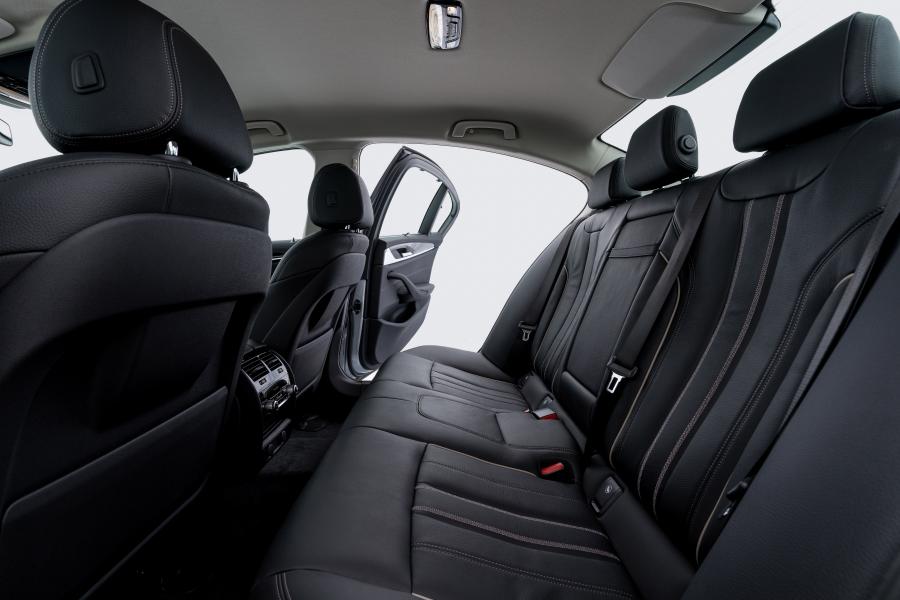 Интерьер BMW 520i Sedan Luxury Line (G30) 2019 года  (MY) (фото 14 из 14)